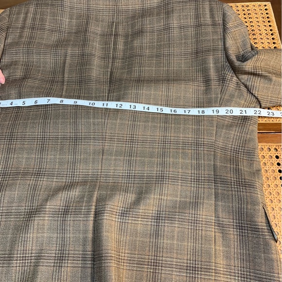 Daniel Cremieux 2 button sports jacket, casual brown plaid. - Picture 6 of 8